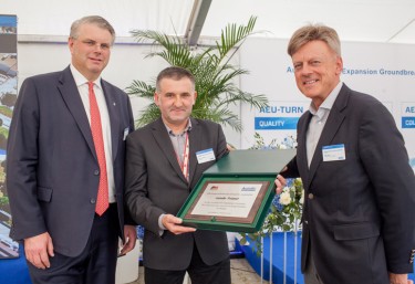 PM Group presenting plaque to Delphi CEO